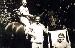 נלי, אמה של אביבה, על הסוס, אביה וסבתה (יושבת)