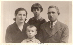 משפחת שר לפני המלחמה: האב אידל, רחל, האם פייגה והאח הקטן אלקנה