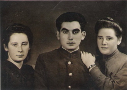 משמאל: פנינה, הבעל ברוך והאחות שולה