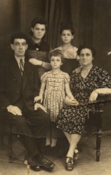 משפחת שטיינברג בימים טובים יותר: יושבים: האם סימה, רבקה והאב אלכסנדר. עומדות: חיה ובלה